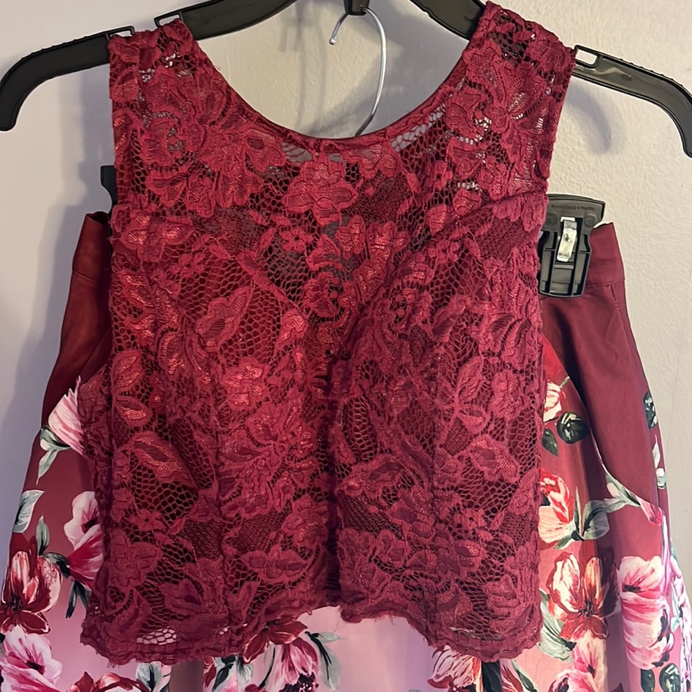 This is a two piece set. The colors are burgundy and pink with flowers on it.